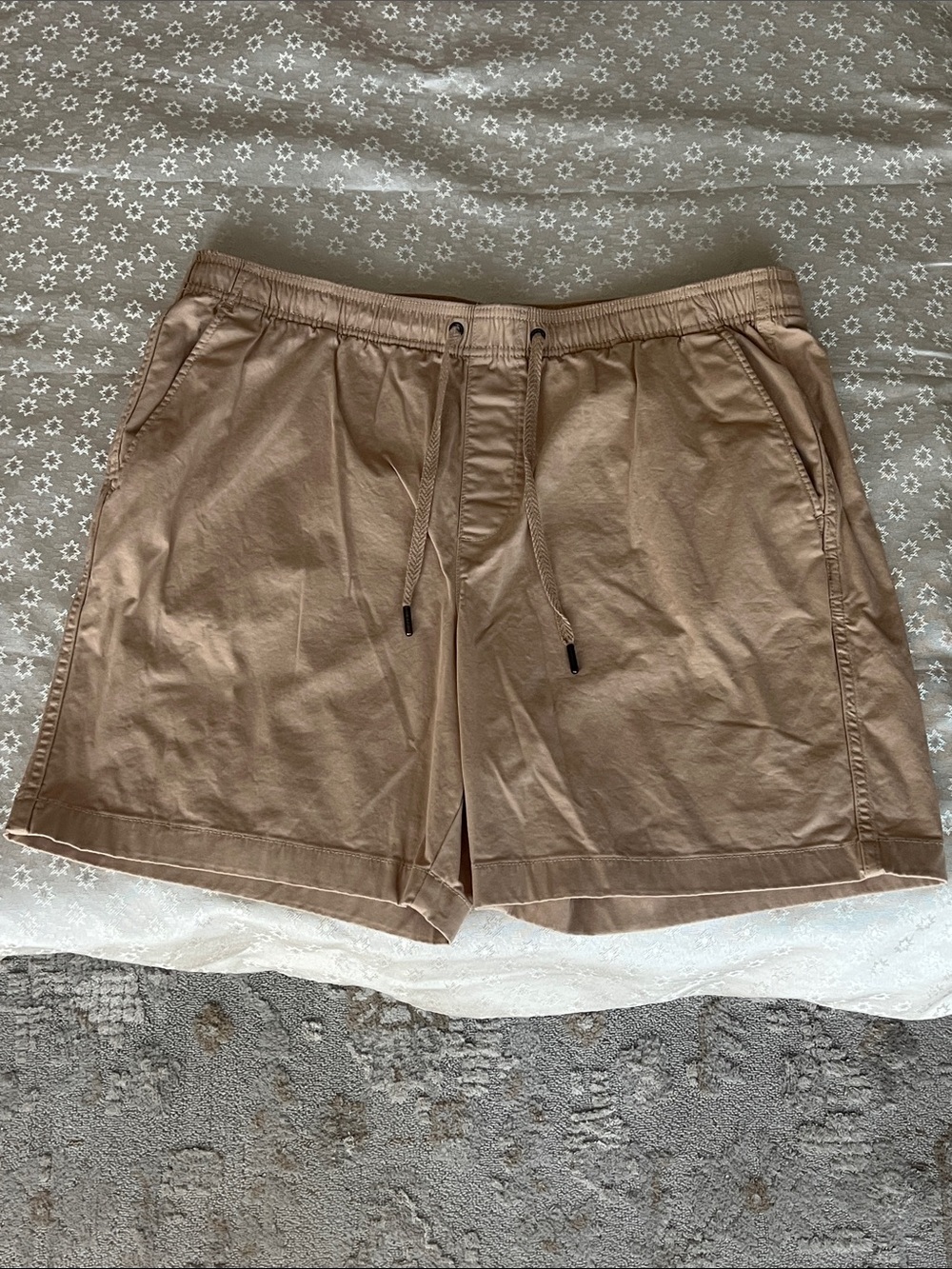 GAP Men’s Beige Drawstring Hybrid Shorts